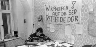 Würde sich eine unabhängige DDR-Regierung heute ebenfalls an einer Umvolkungspolitik beteiligen und mecklenburgische und sächsische Dörfer mit Marrokanern und Afghanen überschwemmen? (Foto: Büro der Bürgerbewegung Neues Forum in Torgau im Januar 1990)