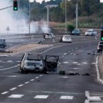 Ein Blick auf eine Kreuzung zeigt die schrecklichen Folgen einer Masseninfiltration durch bewaffnete Hamas-Terroristen aus dem Gazastreifen in der Gegend von Sderot im Süden Israels.