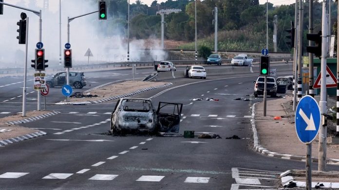 Ein Blick auf eine Kreuzung zeigt die schrecklichen Folgen einer Masseninfiltration durch bewaffnete Hamas-Terroristen aus dem Gazastreifen in der Gegend von Sderot im Süden Israels.