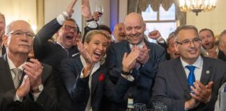 Freude bei AfD-Chefin Alice Weidel und dem Spitzenkandidaten der hessischen AfD, Robert Lambrou, bei der Bekanntgabe der 18 Uhr-Wahlprognose.