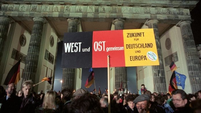 So hatten sich die DDR-Bürger die Wiedervereinigung damals sicherlich nicht vorgestellt. Inzwischen leben die Deutschen heute in einer linksgrünen DDR 2.0, in der vier Blockparteien die Macht unter sich aufteilen.