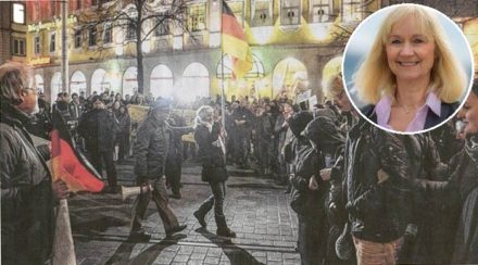 Echte Patriotin: Die AfD-Bundestagsabgeordnete Dr. Christina Baum 2014 bei einer islamkritischen Demo des Würzburger Pegida-Ablegers mit Deutschland-Fahne alleine gegen die Antifa.