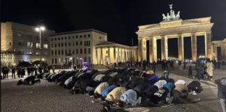 Betende Moslems am 21. Oktober vor dem Brandenburger Tor in Berlin.