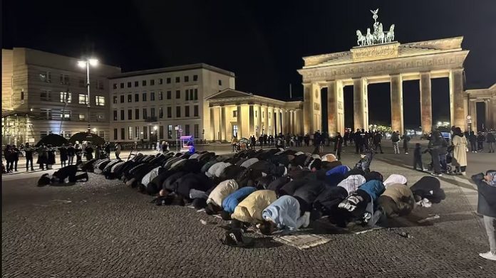 Betende Moslems am 21. Oktober vor dem Brandenburger Tor in Berlin.