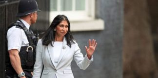 So schnell kanns gehen: Einen Tag an ihrer Kritik an den Pro Hamas-Aufmärschen in London musste die britische Innenministerin Suella Braverman ihr Amt niederlegen.