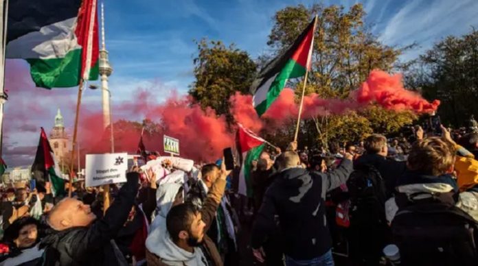 Durch die jahrzehntelange falsche Einwanderungspolitik der Altparteien wurde die jetzige Lage erst herbeigeführt (Foto: Pro-Hamas-Demonstranten am Samstag in Berlin).