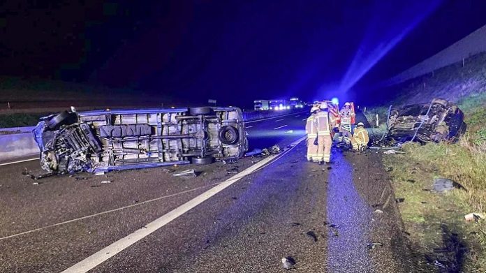 In der Nacht von Freitag auf Samstag haben drei Männer mit nordafrikanischem Hintergrund einen Geldautomaten gesprengt und anschließend einen Verkehrsunfall mit drei Schwerverletzten verursacht.