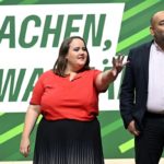 Der Blick in die Glaskugel verrät - es geht bergab mit den Grünen (Foto: Partei-Chefs Ricarda Lang und Omid Nouripour beim Grünen-Parteitag in Karlsruhe).