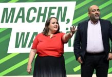 Der Blick in die Glaskugel verrät - es geht bergab mit den Grünen (Foto: Partei-Chefs Ricarda Lang und Omid Nouripour beim Grünen-Parteitag in Karlsruhe).