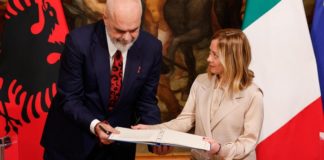 "Hier bitte unterschreiben!". Italiens Ministerpräsidentin Giorgia Meloni bei der Vertragsunterzeichnung mit ihrem albanischen Amtskollegen Edi Rama am Dienstag in Rom.