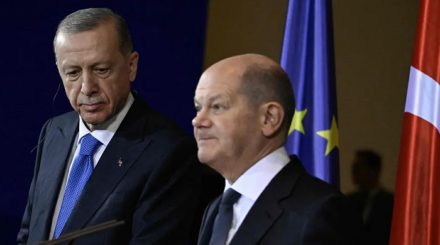Der türkische Präsident Recep Tayyip Erdogan und Bundeskanzler Olaf Scholz bei einer Pressekonferenz am Freitag in Berlin..