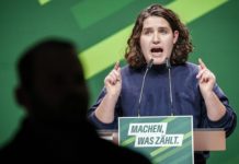 Die Co-Vorsitzende der Grünen Jugend, Katharina Stolla kündigte beim Parteitag in Karlsruhe an, in den kommenden Wochen zu Kundgebungen unter anderem "für Solidarität mit Geflüchteten und für eine soziale Politik" aufzurufen.