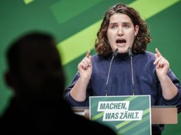 Die Co-Vorsitzende der Grünen Jugend, Katharina Stolla kündigte beim Parteitag in Karlsruhe an, in den kommenden Wochen zu Kundgebungen unter anderem "für Solidarität mit Geflüchteten und für eine soziale Politik" aufzurufen.