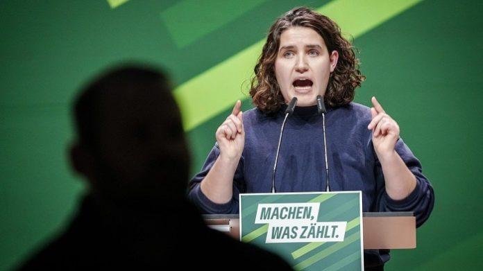 Die Co-Vorsitzende der Grünen Jugend, Katharina Stolla kündigte beim Parteitag in Karlsruhe an, in den kommenden Wochen zu Kundgebungen unter anderem 