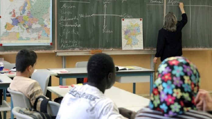 Wenn die deutsche Immigration nicht qualifizierte Eltern mit Schulbildung anzieht, sondern schon in ihren eigenen Ländern gescheiterte Analphabeten mit Höchstsozialleistungen anlockt, werden diese bildungsschwachen Zuwanderer im Zweifel auch bildungsschwache Kinder haben.