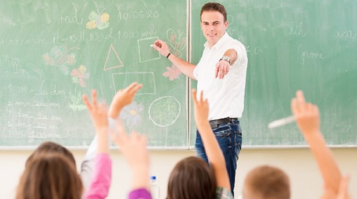 Der Lehrerberuf wurde in den letzten Jahrzehnten durch die 68er-Kuschelpädagogik so stark verweiblicht, dass Männer sich heute in diesem Beruf kaum noch wiederfinden.