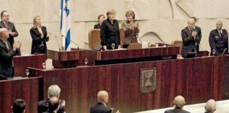 "Jede Bundesregierung und jeder Bundeskanzler vor mir waren der besonderen historischen Verantwortung Deutschlands für die Sicherheit Israels verpflichtet. Diese historische Verantwortung Deutschlands ist Teil der Staatsräson meines Landes", sagte Merkel 2008 vor der Knesset.
