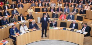 Musterdemokraten: In Hessen bereiten CDU, SPD, Grüne und FDP ein sogenanntes „Demokratiepaket“ vor, das die Rechte der AfD im Wiesbadener Landtag beschneiden und erschweren soll.