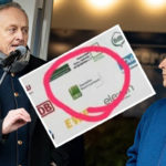 Alles nur Show? Bauernverbandspräsident und Grünen-Sponsor Joachim Rukwied (l) "droht" Landwirtschaftsminister Cem Özdemir auf der Bühne der Bauern-Demo am Montag in Berlin.