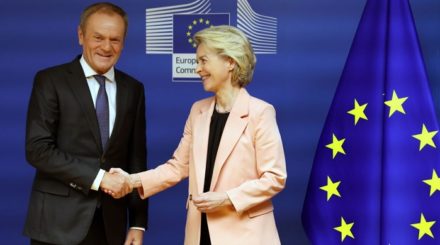 Jetzt hat die EU das bislang renitente Polen wieder lieb (Foto: Donald Tusk und Ursula von der Leyen).