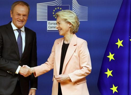 Jetzt hat die EU das bislang renitente Polen wieder lieb (Foto: Donald Tusk und Ursula von der Leyen).