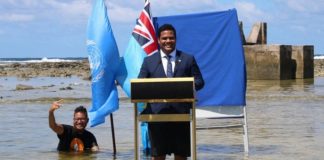 Also wenn das nicht der ultimative Beweis dafür ist, dass der Inselstaat Tuvalu sehr bald im Pazifik versinken wird: Außenminister Simon Kofe 2021 bei einer Ansprache an die COP26 in Tuvalu im Wasser, daneben sein kurz vor dem Ertrinken stehender Presseattaché.