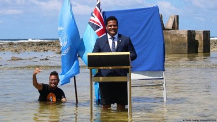 Also wenn das nicht der ultimative Beweis dafür ist, dass der Inselstaat Tuvalu sehr bald im Pazifik versinken wird: Außenminister Simon Kofe 2021 bei einer Ansprache an die COP26 in Tuvalu im Wasser, daneben sein kurz vor dem Ertrinken stehender Presseattaché.