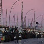 Riesige Kolonnen aus Traktoren und Lkw blockierten am Montagmorgen die Zufahrtsstraßen zu den Terminals des Hamburger Hafens.