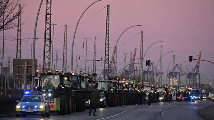 Riesige Kolonnen aus Traktoren und Lkw blockierten am Montagmorgen die Zufahrtsstraßen zu den Terminals des Hamburger Hafens.