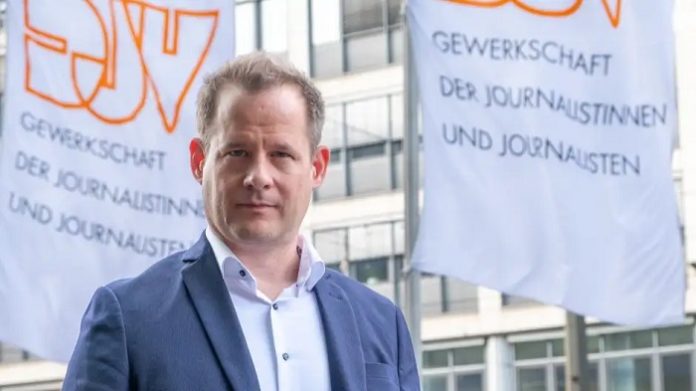 Der DJV-Bundesvorsitzende Mika Beuster fordert die Medien auf, in ihrer Berichterstattung stärker auf die 