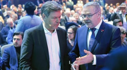 Handwerkspräsident Jörg Dittrich (r.) plädierte auf der Handwerksmesse in München dafür, Politiker der Grünen wie Robert Habeck nicht zu behindern oder zu bedrängen. Das sei inakzeptabel.