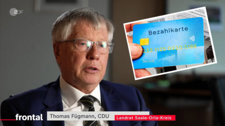 "Weil die AfD dieses Thema eben hochgespielt hat, wollte ich mit der Ansage der Bezahlkarte ein Stück Wind aus den Segeln nehmen", gibt Saale-Orla-Landrat Thomas Fügmann (CDU) vor der ZDF-Kamera unumwunden zu.
