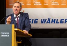 Freie Wähler Chef Hubert Aiwanger sagte in Bitburg, es dürfe nicht passieren, dass "irgendwo ein Wildgewordener, der dann mit dem Namen Freien Wähler (...) mit der AfD in eine Koalition geht. Dann sind wir deutschlandweit angezündet."