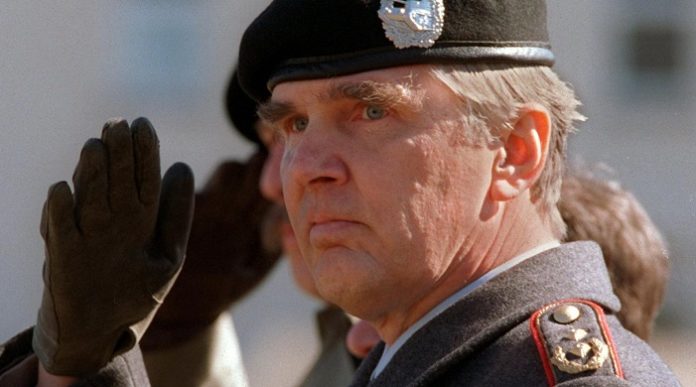 Generalmajor Gerd Schultze-Rhonhof bei seiner Verabschiedung 1996.
