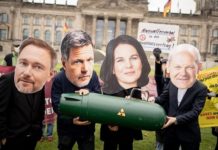 Noch nicht so lange her: Mit den Konterfeis von Lindner, Habeck, Baerbock und Scholz demonstrieren Mitglieder von Friedensorganisationen im November 2021 vor dem Reichstagsgebäude für ein UN-Atomwaffenverbot im Koalitionsvertrag.