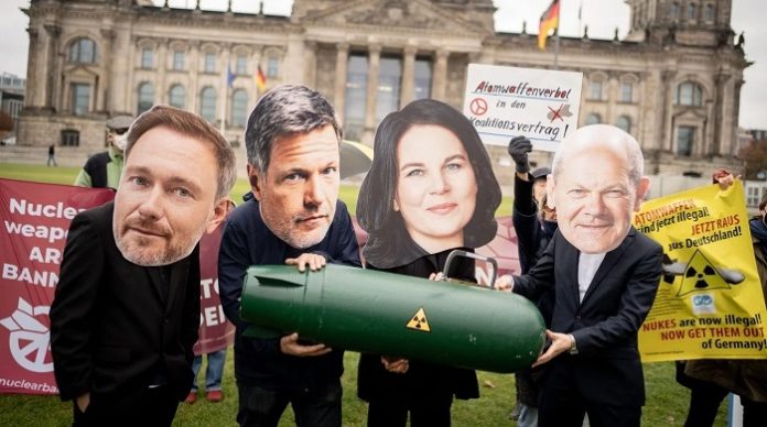 Noch nicht so lange her: Mit den Konterfeis von Lindner, Habeck, Baerbock und Scholz demonstrieren Mitglieder von Friedensorganisationen im November 2021 vor dem Reichstagsgebäude für ein UN-Atomwaffenverbot im Koalitionsvertrag.