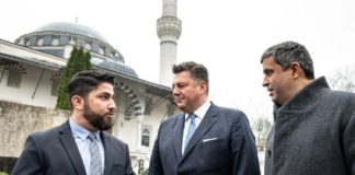 SPD-Fraktionschef Raed Saleh (r.) - hier mit Yakup Ayar von der Neuköllner Sehitlik-Moschee und dem Berliner Ex-Innensenator Andreas Geisel - will den Kampf gegen "Islamfeindlichkeit und Rassismus" in die Berliner Landesverfassung verankern.