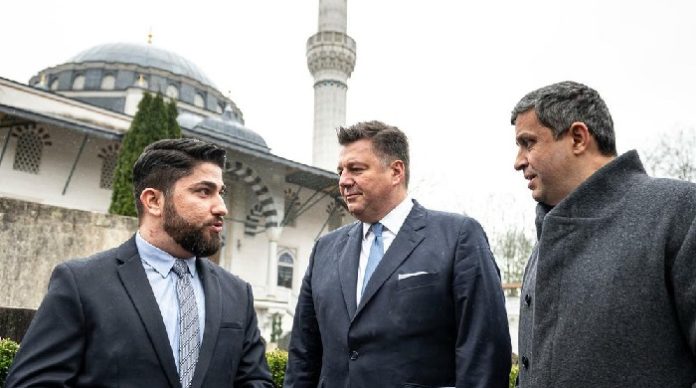 SPD-Fraktionschef Raed Saleh (r.) - hier mit Yakup Ayar von der Neuköllner Sehitlik-Moschee und dem Berliner Ex-Innensenator Andreas Geisel - will den Kampf gegen 