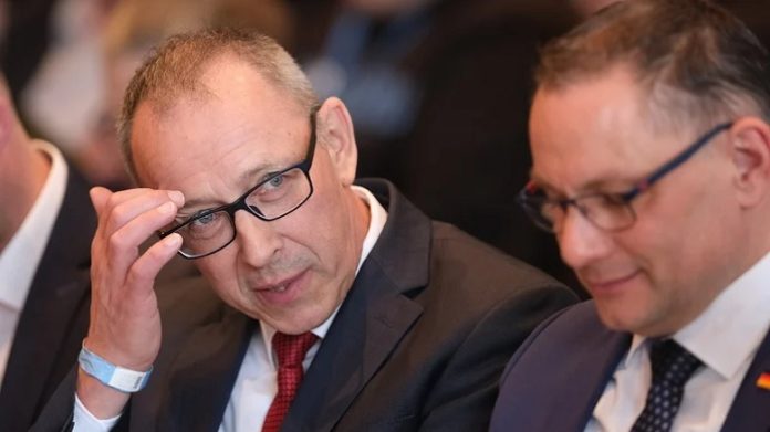 Sachsens AfD-Partei- und Fraktions­chef Jörg Urban (l. hier mit AfD-Bundeschef Tino Chrupala) möchte den streit­baren partei­inter­nen Bundesschieds­richter Roland Ulbrich wegen eines „unlieb­samen“ Urteils aus der Partei ent­fernen.