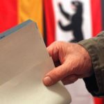 Die regierungsgesteuerten Demos der letzten Wochen gegen die AfD sind Makulatur: Die Blauen konnten bei der Wahlwiederholung in Berlin 5,6 Prozent der Stimmen hinzugewinnen.