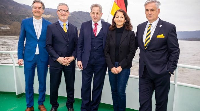 Kann die WerteUnion (Foto: der neue Vorstand mit Alexander Mitsch, Albert Weiler, Hans-Georg Maaßen, Sylvia Kaufhold und Kay-Achim Schönbach) der potenzielle Junior-Koalitionspartner der AfD werden?