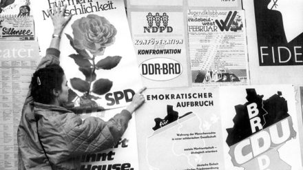 Am 18. März 1990 fand die erste und letzte demokratische Wahl zur Volkskammer statt. Die Beteiligung setzte mit 93 Prozent ein Ausrufezeichen. Das überraschende Ergebnis bedeutete das Ende der "DDR".