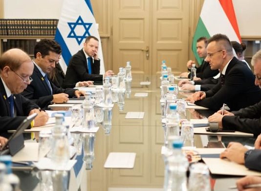 Israels Minister Chikli (3.v.l.) lobte Ungarn für die Bereitstellung eines sicheren Umfelds für Juden und erklärte: „Ungarn ist heute das sicherste Land für Juden in Europa."