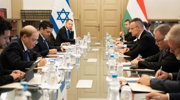 Israels Minister Chikli (3.v.l.) lobte Ungarn für die Bereitstellung eines sicheren Umfelds für Juden und erklärte: „Ungarn ist heute das sicherste Land für Juden in Europa.