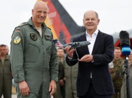 Olaf Scholz mit dem Chef der Luftwaffe, Ingo Gerhartz,  der über eine ungesicherte Leitung mit anderen Offizieren über den Einsatz des Marschflugkörpers Taurus in der Ukraine fabulierte. 