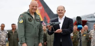 Olaf Scholz mit dem Chef der Luftwaffe, Ingo Gerhartz,  der über eine ungesicherte Leitung mit anderen Offizieren über den Einsatz des Marschflugkörpers Taurus in der Ukraine fabulierte. 