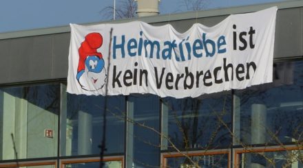 Nachdem eine Schülerin des Richard-Wossidlo-Gymnasiums in Ribnitz-Damgarten wegen eines patriotischen Tik-Tok-Videos durch die Polizei aus dem Unterricht geholt wurde, kletterten idenititäre Aktivisten auf das Dach des Gymnasiums.