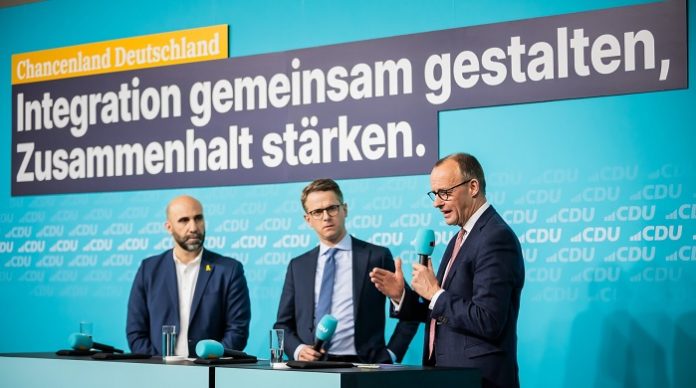 Bei einer Parteiveranstaltung in Berlin unter dem Titel „Chancenland Deutschland. Integration gemeinsam gestalten, Zusammenhalt stärken“ holte der CDU-Vorsitzende Friedrich Merz das Zauberwort „Leitkultur“ aus der hintersten Kiste im Parteiarchiv heraus.