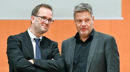 Robert Habeck und sein Kumpel Klaus Müller (l.), die zwei Grünen, die bei der Energie das Sagen haben, kriegen vom Bundesrechnungshof ihr Fett weg.