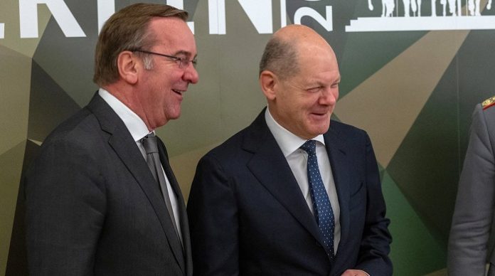 Haben Kanzler Olaf Scholz und Verteidigungsminister Boris Pistorius nichts gewusst von den kriegerischen Umtrieben ihrer „Tschau, Tschau“-Helden?